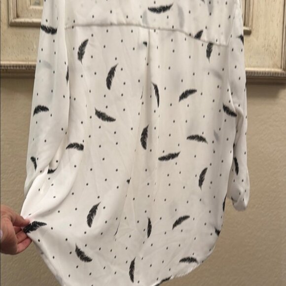 DR2 Feather Print Blouse โ Polka Dot High-Low, XL - Picture 7 of 7